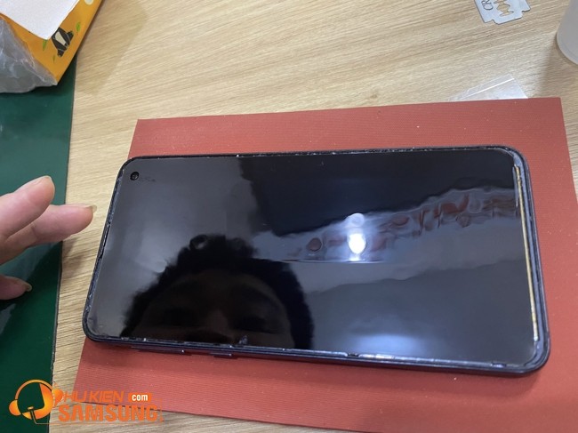 thay mặt kính Samsung S10e chính hãng giá bao nhiêu