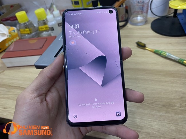 ép kính Samsung S10e chính hãng giá bao nhiêu