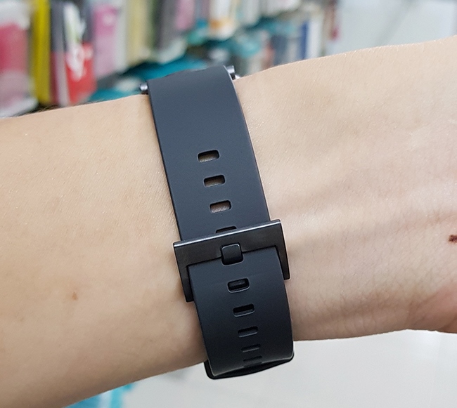 Dây đeo cao su của huawei fit rất thoải mái