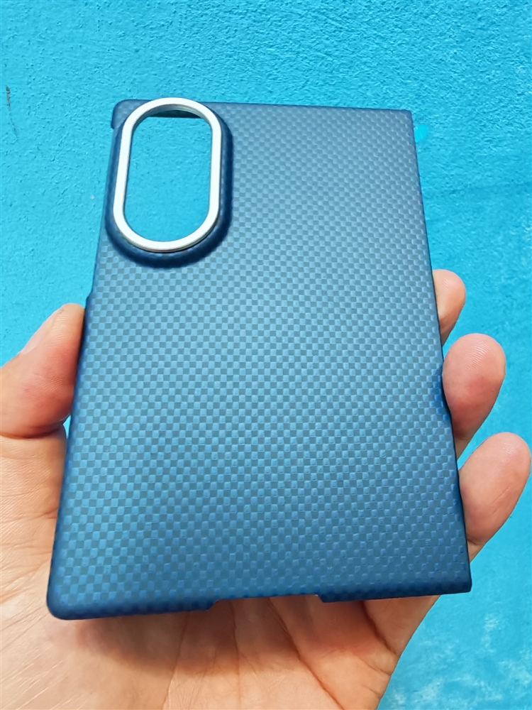 Chi tiết mặt trong ốp Carbon Galaxy Fold 8