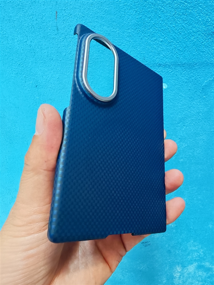 Ảnh thực tế ốp Carbon Galaxy Fold 8 siêu mỏng MagSafe