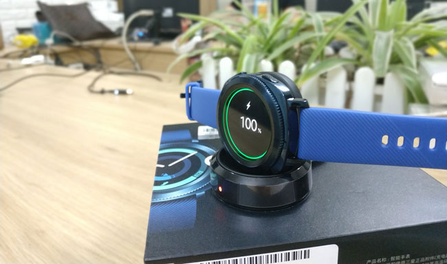 Samsung Gear Sport kèm đế sạc không dây