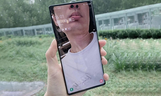 Galaxy Note 10: Samsung Galaxy Note 10 từ lâu đã được biết đến như một trong những chiếc điện thoại thông minh hàng đầu của Samsung. Màn hình lớn, camera chất lượng cao, và bút S Pen thông minh của nó, tất cả đều giúp người dùng trải nghiệm một sản phẩm đẳng cấp.