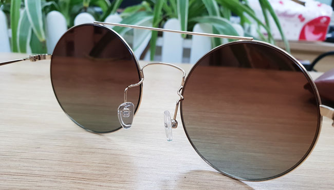 Mắt kính phân cực giúp ngăn chặn tia UV 100%