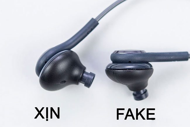 Hướng dẫn 7 cách phân biệt tai nghe AKG S10, S10e, S10 Plus chính hãng Với 7 dấu hiệu sau đây AD hi vọng bạn có thể phân biệt và đánh giá được tai nghe AKG S10 thật giả, tránh mua phải tai nghe AKG Fake 1. Cách đóng gói tai nghe AKG Galaxy S10 chính hãng Tai nghe AKG S10 chính hãng được đóng gói bằng hộp giấy cao cấp đẹp còn ngược lại đối với tai nghe AKG Fake thì chỉ được bọc trong túi nilon đơn giản. Mọi thông tin mã check hay mode trên bao bì tai nghe AKG chính hãng S10 rõ ràng còn tai nghe Akg nhái thì không so sánh tai nghe AKG S10 VỚI TAI NGHE AKG S9 CHÍNH HÃNG 2. Chiều dài dây tai nghe Samsung AKG chính hãng S10 Dây tai nghe AKG fake sẽ dài hơn dây tai nghe AKG S10 chính hãng samsung, đồng thời khớp nối chia dây giữa tai nghe xịn và nhái cũng khác nhau. cách phân biệt tai nghe AKG s10 samsung chính hãng 3. Bảng điều khiển và phím bấm Phím bấm trên tai nghe S10 AKG chính hãng được hoàn thiện tốt hơn nên cho cảm giác bấm nhạy hơn tại fake, ngoài ra tại vị trí rãnh của bộ điều khiển trên tai nghe AKG nhái sẽ hở rộng hơn so với tài chính hãng. hưỡng dẫn cách phân biệt tai nghe akg s10 chính hãng 4. Khớp chia dây tai nghe AKG chính hãng Khớp chia dây của 2 tai nghe đều được in chữ VIETNAM, tuy nhiên chữ trên tai nghe samsung S10 AKG chính hãng sẽ được in mảnh và sắc nét hơn tai nhái. cách phân biệt tai nghe AKG s10 samsung chính hãng 5. Jack 3.5mm của tai nghe Samsung AKG S10 chính hãng Phần jack cắm 3.5mm ở tai nghe Samsung AKG galaxy S10 chính hãng có dòng chữ Samsung to hơn với nét dày hơn, còn tai nghe AKG nhái sẽ có nét chữ mảnh hơn và phần jack cắm trông bóng bẩy hơn. cách phân biệt tai nghe AKG s10 samsung chính hãng 6. Hộp âm tai nghe akg S10 Trên bề mặt hộp âm của tai nghe AKG S10 chính hãng có logo AKG được in màu bạc trong khi trên tai nhái là in màu trắng đục. Chất liệu tạo nên hộp âm của tai nghe chính hãng rất cao cấp nên nhìn thấy các vết nhám và khi sờ thì rất mịn tay, còn trên tai nghe fake thì sẽ rít tay hơn và dễ xước hơn khi lấy móng tay cào nhẹ vào. cách phân biệt tai nghe AKG s10 samsung chính hãng 7. Ống dẫn âm tai nghe AKG S10 chính hãng samsung Phần ống dẫn âm trên tai nghe AKG S10 fake bị lem keo ra ngoài và méo hơn không được tròn trịa như tai nghe AKG xịn. cách phân biệt tai nghe AKG s10 samsung chính hãng Hướng dẫn 7 cách phân biệt tai nghe AKG S10, S10e, S10 Plus chính hãng Với 7 dấu hiệu sau đây AD hi vọng bạn có thể phân biệt và đánh giá được tai nghe AKG S10 thật giả, tránh mua phải tai nghe AKG Fake 1. Cách đóng gói tai nghe AKG Galaxy S10 chính hãng Tai nghe AKG S10 chính hãng được đóng gói bằng hộp giấy cao cấp đẹp còn ngược lại đối với tai nghe AKG Fake thì chỉ được bọc trong túi nilon đơn giản. Mọi thông tin mã check hay mode trên bao bì tai nghe AKG chính hãng S10 rõ ràng còn tai nghe Akg nhái thì không so sánh tai nghe AKG S10 VỚI TAI NGHE AKG S9 CHÍNH HÃNG 2. Chiều dài dây tai nghe Samsung AKG chính hãng S10 Dây tai nghe AKG fake sẽ dài hơn dây tai nghe AKG S10 chính hãng samsung, đồng thời khớp nối chia dây giữa tai nghe xịn và nhái cũng khác nhau. cách phân biệt tai nghe AKG s10 samsung chính hãng 3. Bảng điều khiển và phím bấm Phím bấm trên tai nghe S10 AKG chính hãng được hoàn thiện tốt hơn nên cho cảm giác bấm nhạy hơn tại fake, ngoài ra tại vị trí rãnh của bộ điều khiển trên tai nghe AKG nhái sẽ hở rộng hơn so với tài chính hãng. hưỡng dẫn cách phân biệt tai nghe akg s10 chính hãng 4. Khớp chia dây tai nghe AKG chính hãng Khớp chia dây của 2 tai nghe đều được in chữ VIETNAM, tuy nhiên chữ trên tai nghe samsung S10 AKG chính hãng sẽ được in mảnh và sắc nét hơn tai nhái. cách phân biệt tai nghe AKG s10 samsung chính hãng 5. Jack 3.5mm của tai nghe Samsung AKG S10 chính hãng Phần jack cắm 3.5mm ở tai nghe Samsung AKG galaxy S10 chính hãng có dòng chữ Samsung to hơn với nét dày hơn, còn tai nghe AKG nhái sẽ có nét chữ mảnh hơn và phần jack cắm trông bóng bẩy hơn. cách phân biệt tai nghe AKG s10 samsung chính hãng 6. Hộp âm tai nghe akg S10 Trên bề mặt hộp âm của tai nghe AKG S10 chính hãng có logo AKG được in màu bạc trong khi trên tai nhái là in màu trắng đục. Chất liệu tạo nên hộp âm của tai nghe chính hãng rất cao cấp nên nhìn thấy các vết nhám và khi sờ thì rất mịn tay, còn trên tai nghe fake thì sẽ rít tay hơn và dễ xước hơn khi lấy móng tay cào nhẹ vào. cách phân biệt tai nghe AKG s10 samsung chính hãng 7. Ống dẫn âm tai nghe AKG S10 chính hãng samsung Phần ống dẫn âm trên tai nghe AKG S10 fake bị lem keo ra ngoài và méo hơn không được tròn trịa như tai nghe AKG xịn. cách phân biệt tai nghe AKG s10 samsung chính hãng