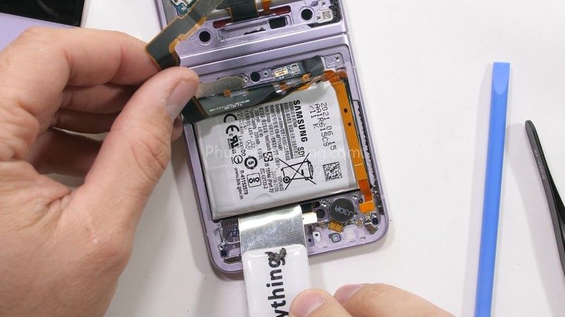 Thay Pin Z Flip 4| Flip 3 chính hãng giá bao nhiêu?
