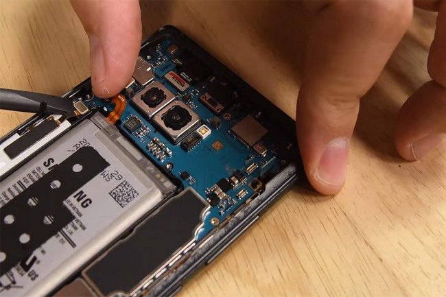 Cách tự thay pin Samsung Galaxy Note 8 đơn giản Cách tự thay pin Samsung Galaxy Note 8 đơn giản