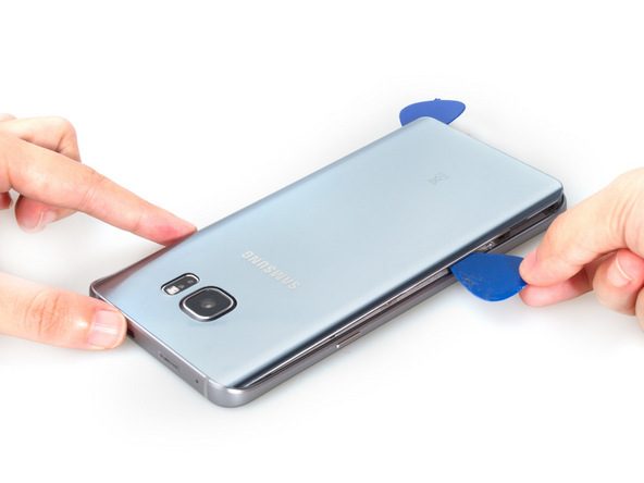 Cậy nắp lưng Galaxy note 5 lên Cậy nắp lưng Galaxy note 5 lên