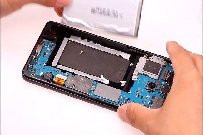 Thay pin samsung Galaxy A8 Plus 2018 Thay pin samsung Galaxy A8 Plus 2018