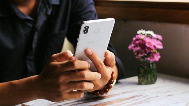 Độ mỏng 6.3 inch giúp cầm Galaxy A8 Star rất thoải mái Độ mỏng 6.3 inch giúp cầm Galaxy A8 Star rất thoải mái