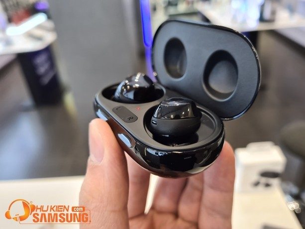 Chụp tai nghe galaxy Buds+ bằng galaxy S20 plus Chụp tai nghe galaxy Buds+ bằng galaxy S20 plus