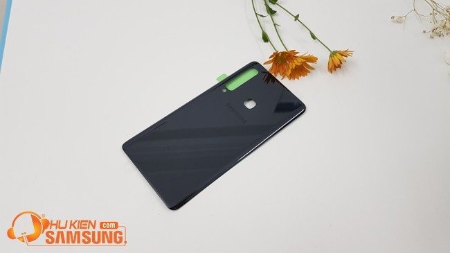 Mặt trong nắp lưng đã được gắn keo 3M của hãng sẵn. Mặt trong nắp lưng đã được gắn keo 3M của hãng sẵn.