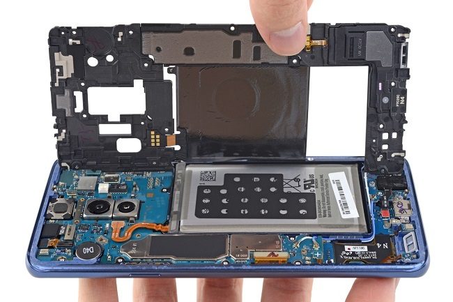 Thiết kế bên trong của galaxy S9 Plus với viên pin to hơn Thiết kế bên trong của galaxy S9 Plus với viên pin to hơn