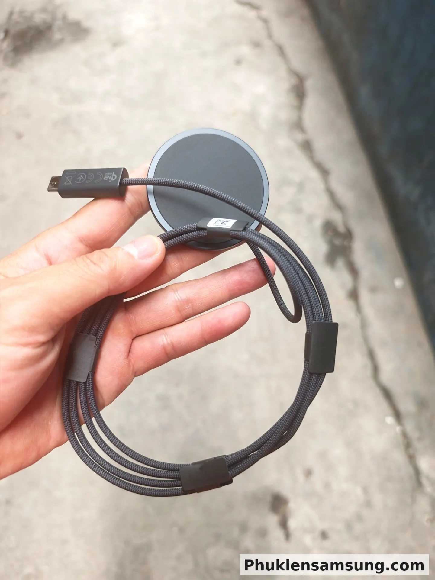 Sạc Không Dây Nam Châm Magnet Samsung 25W Qi2 - Xám Đậm - Tay cầm mặt trước đế sạc