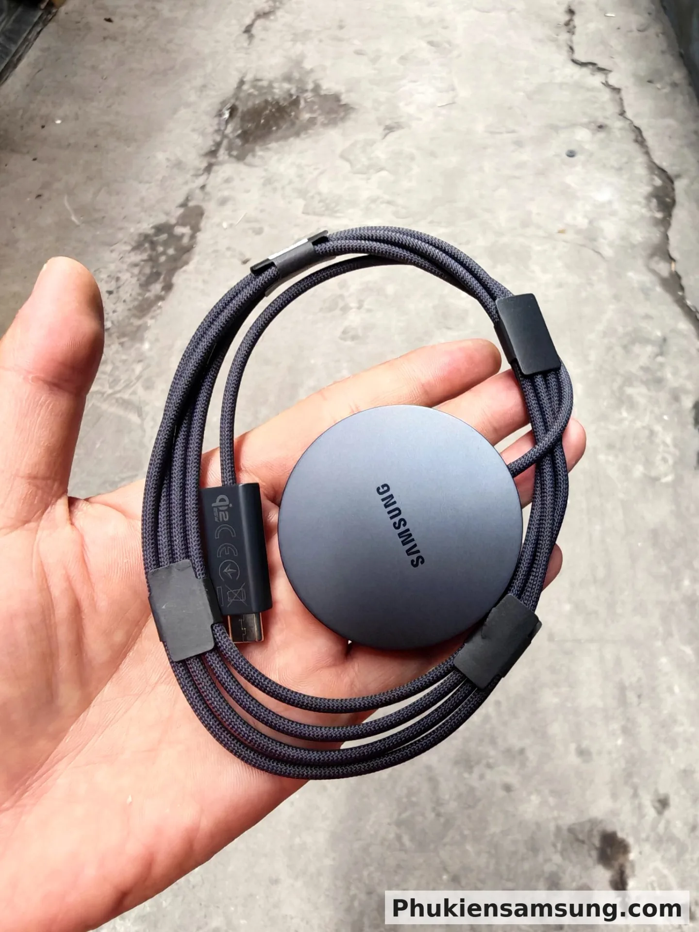 Sạc Không Dây Nam Châm Magnet Samsung 25W Qi2 - Xám Đậm - Tay cầm mặt sau đế sạc