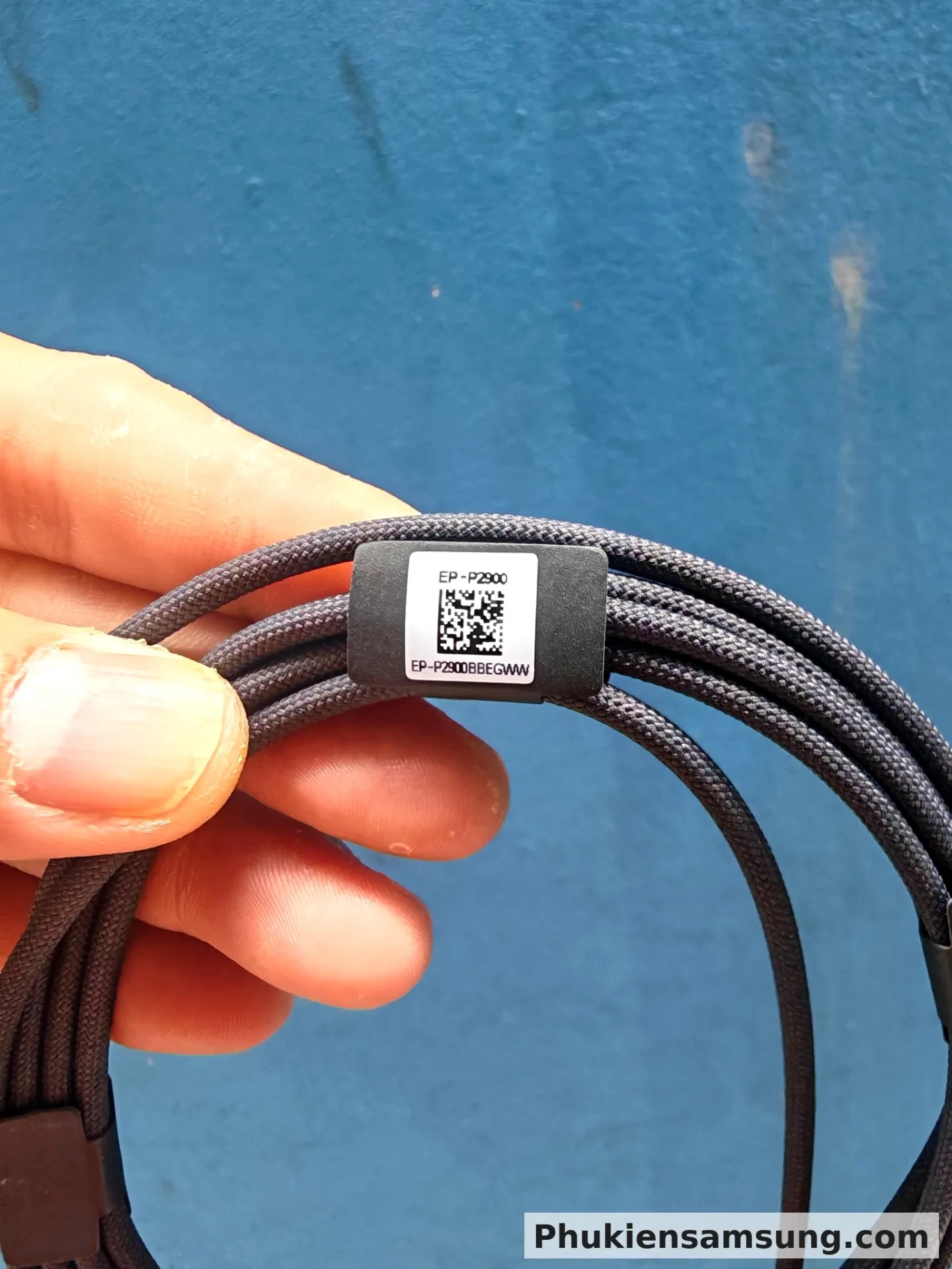 Sạc Không Dây Nam Châm Magnet Samsung 25W Qi2 - Xám Đậm - Cận cảnh tem QR EP-P2900BBEGWW