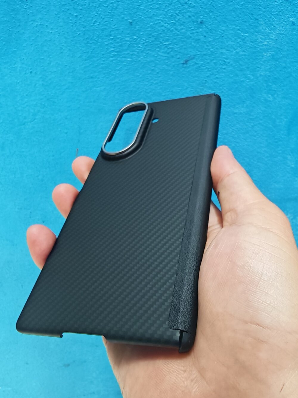 Ốp lưng Carbon X-Level bảo vệ gáy Galaxy Fold 8 Ultra Ốp lưng Carbon X-Level bảo vệ gáy Galaxy Fold 8 Ultra nhìn từ mặt ngoài