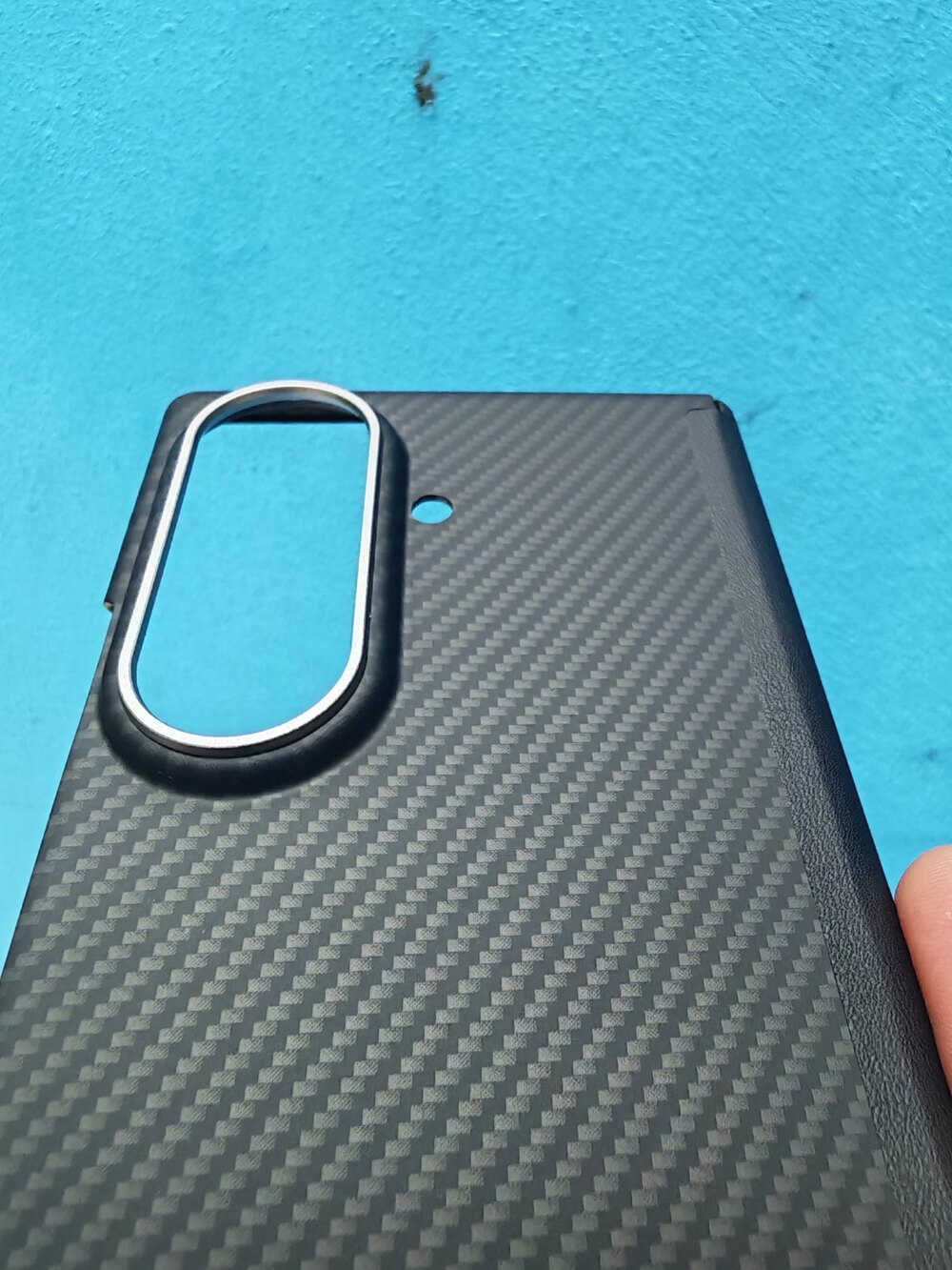 Vân carbon và viền camera ốp X-Level Fold 8 Ultra Cận cảnh vân carbon và viền camera của ốp X-Level Galaxy Fold 8 Ultra